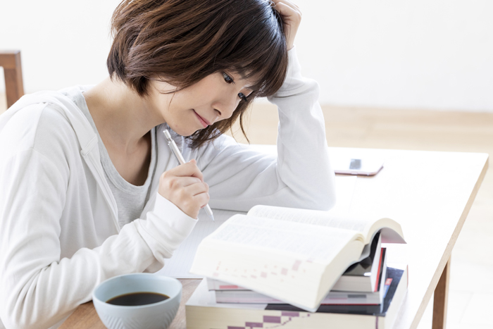 独学で勉強するメリットとデメリット 独学で勉強するメリットとデメリット